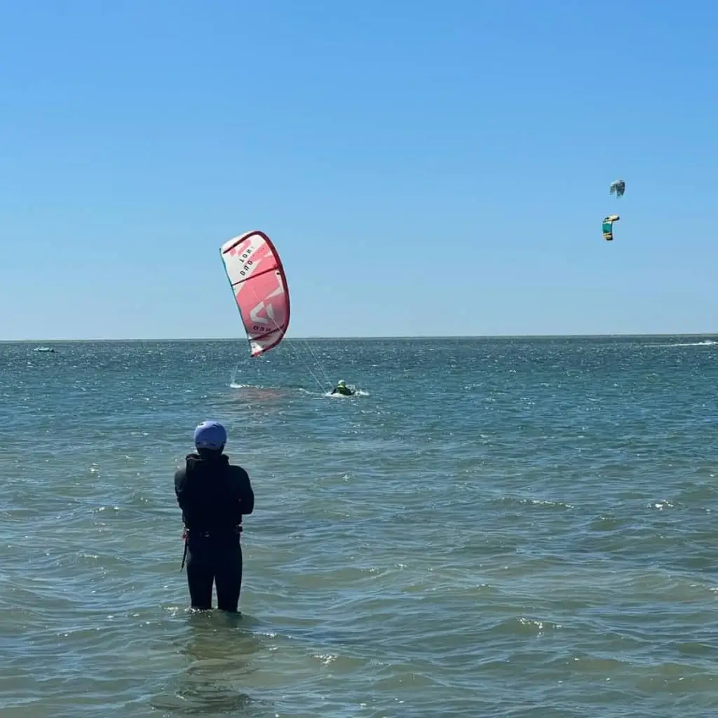 KITESURF Moniteur RKM observant et guidant un kitesurfeur sur l'eau au Maroc.