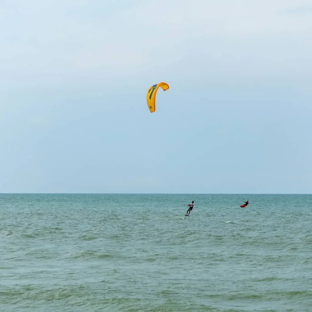 KITESURF Pratique du kitefoil au coucher du soleil avec l'école Riding Kite Morocco.
