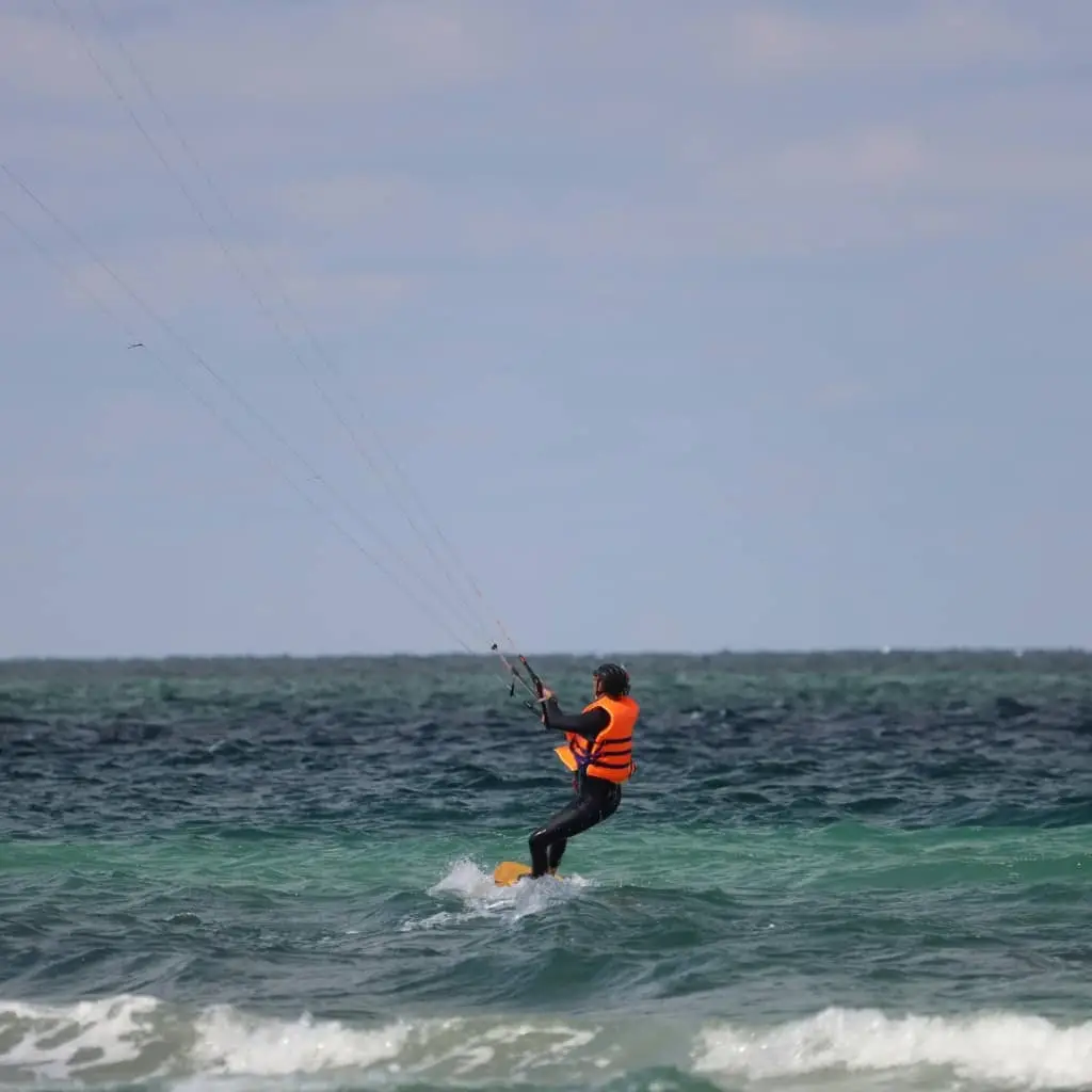 KITESURF Kitesurfeur en pleine navigation sur le spot de Riding Kite Morocco, coaching perfectionnement.