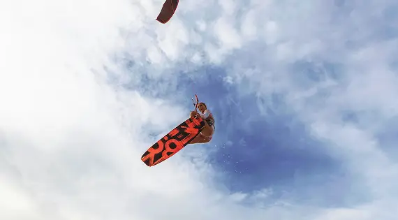 Kitesurfeur en plein saut (jump) au-dessus de la lagune de Dakhla lors d'un stage de perfectionnement