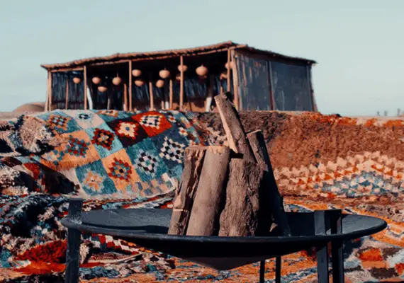 Tapis berbères artisanaux et accueil traditionnel lors d'une excursion dans le désert de Dakhla avec Riding Kite Morocco.