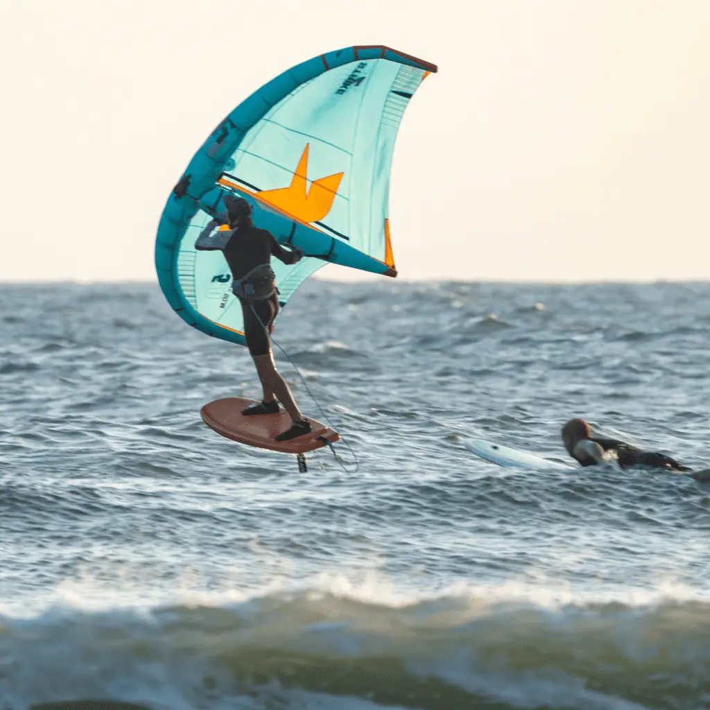 WINGFOIL Pratique du wingfoil sur l'eau plate de la lagune de Dakhla pour travailler la stabilité et le vol.