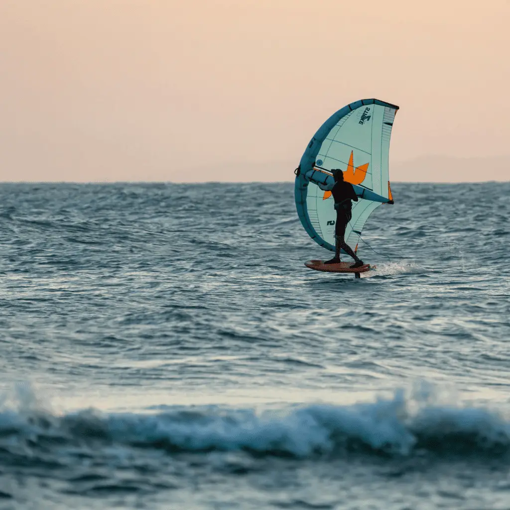 WINGFOIL Progression en Wingfoil sur la lagune de Dakhla avec l'école Riding Kite Morocco.