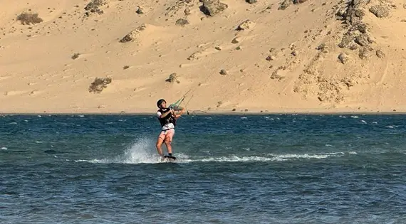 Élève en progression rapide kitesurf Dakhla avec coaching radio Riding Kite Morocco