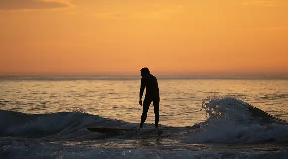 Randonnée en Stand Up Paddle (SUP) sur l'eau cristalline et plate de la lagune de Dakhla.