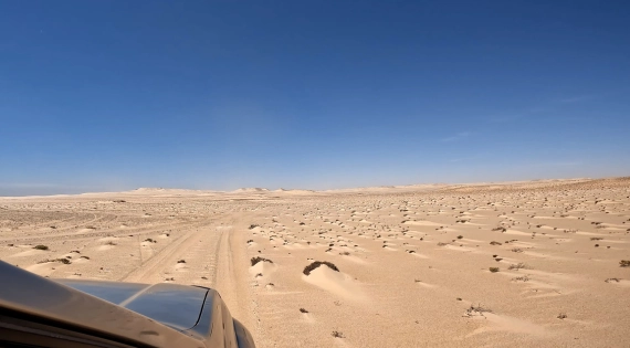 Guide 2026 : Top 5 des spots de Kitesurf à Dakhla 4x4 de Riding Kite Morocco traversant le désert vers un spot de kitesurf secret à Dakhla.