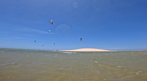 Guide 2026 : Top 5 des spots de Kitesurf à Dakhla Navigation en kitesurf au pied de la Dune Blanche à Dakhla lors d