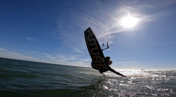 Guide 2026 : Top 5 des spots de Kitesurf à Dakhla Kitesurfeur en plein saut freestyle sur l