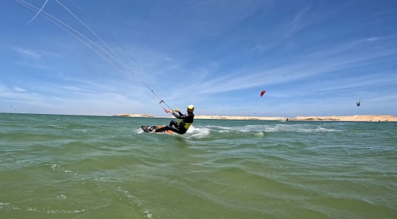 Guide 2026 : Top 5 des spots de Kitesurf à Dakhla Apprendre le kitesurf à la lagune de Dakhla avec un moniteur de Riding Kite Morocco.